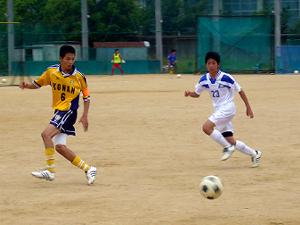 ΍b썂ZA߂ẴjtH[̔wԍ͂QRł