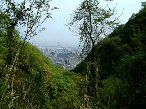 �R���݂̊Ԃ���_�˂̊X�������܂�