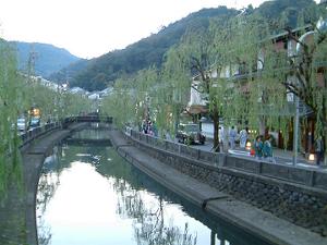 ��艷�򒆐S�𗬂���